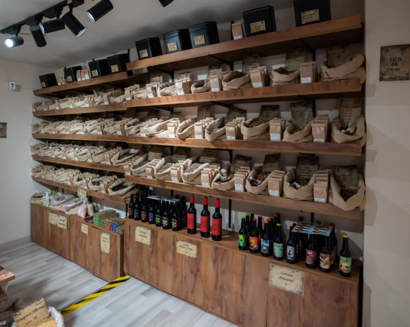 estanteria-con-tes-y-especias