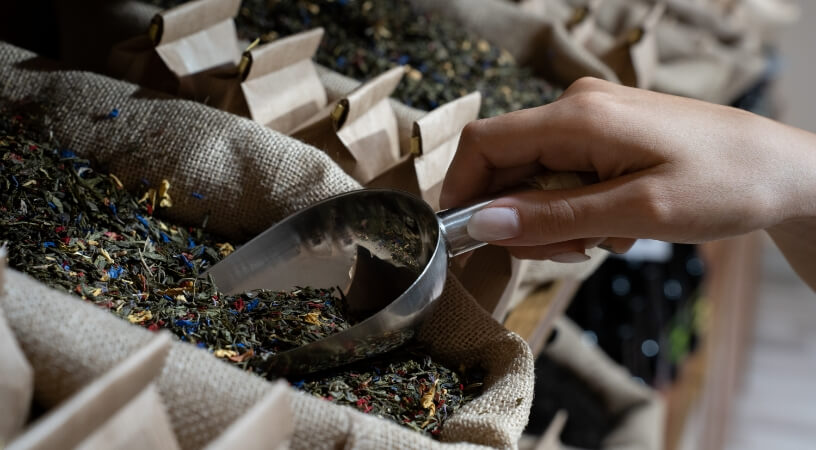 mano-de-mujer-cogiendo-te