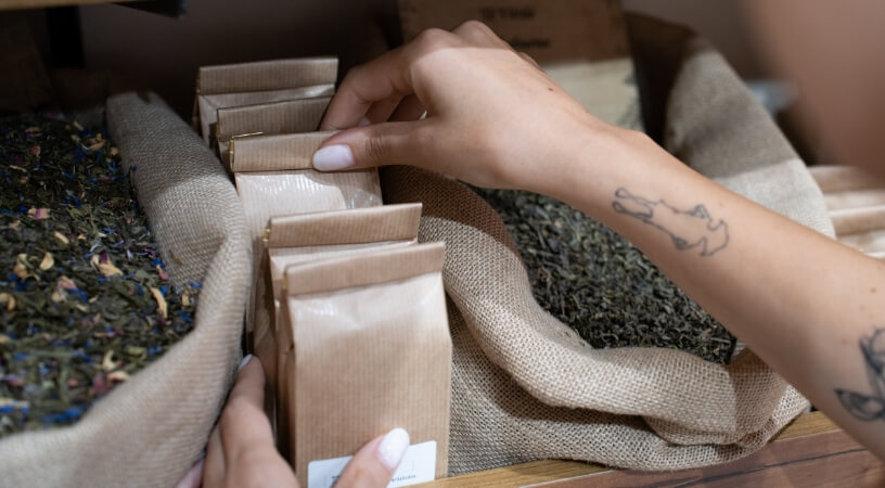 mano-de-mujer-colocando-paquetes